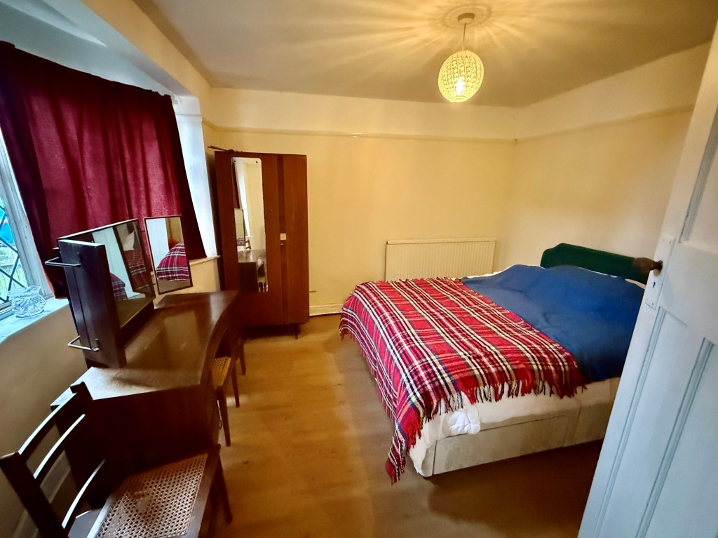 Lot: 46 - DETACHED BUNGALOW FOR REFURBISHMENT ON GOOD SIZE PLOT - Bedroom one